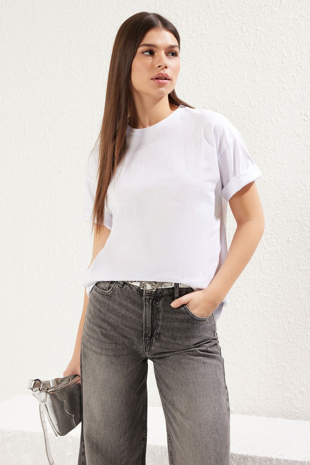 Beyaz %100 Suprem Oversize/Genis Kesim Asimetrik S?rt Detayl? Orme T-Shirt TWOSS25TS00040