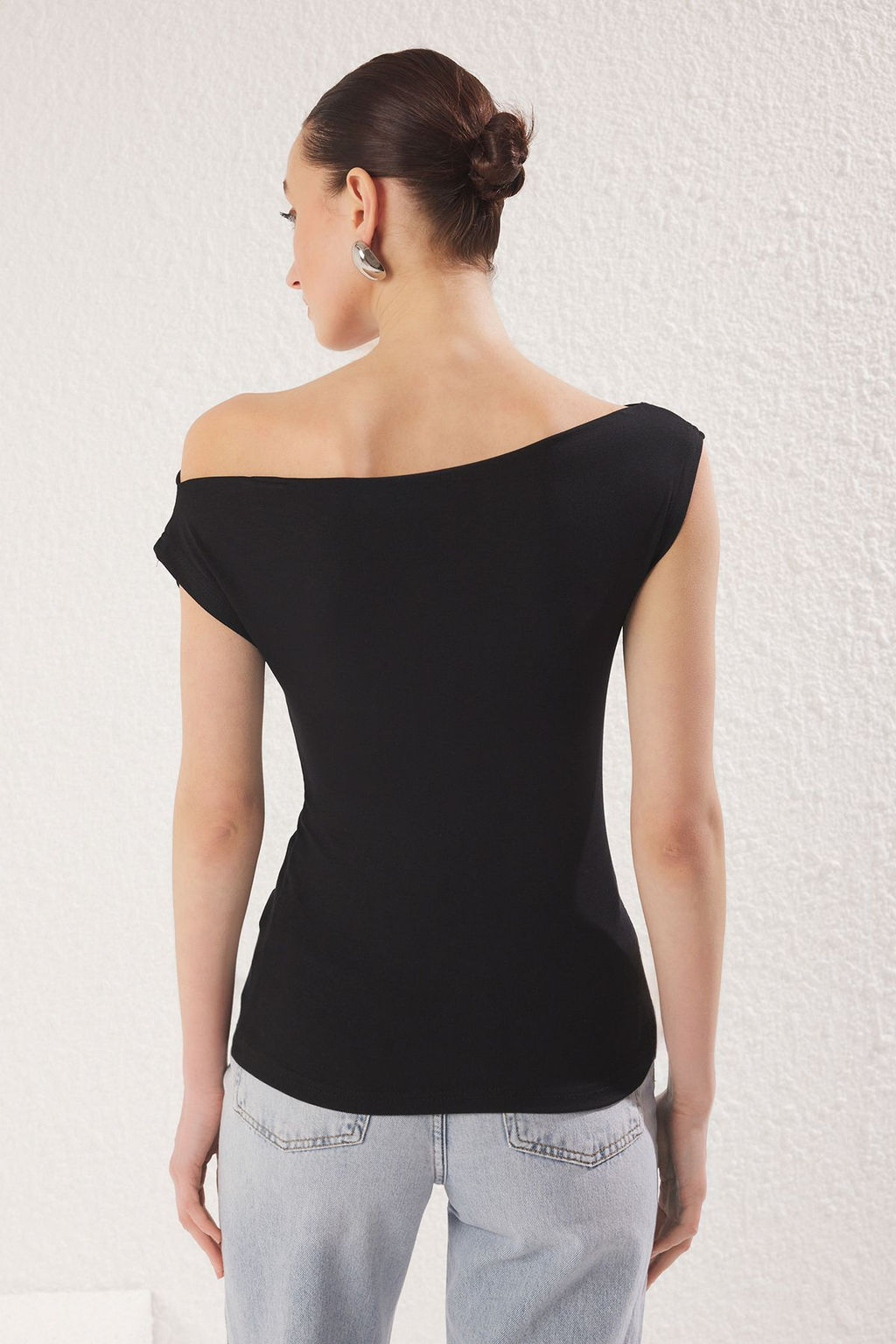 Trendyolmilla Ekru Kay?k Yaka Fitted Viskoz/Yumusak Kumasl? Esnek Orme Bluz TWOSS24BZ00090 фото 5