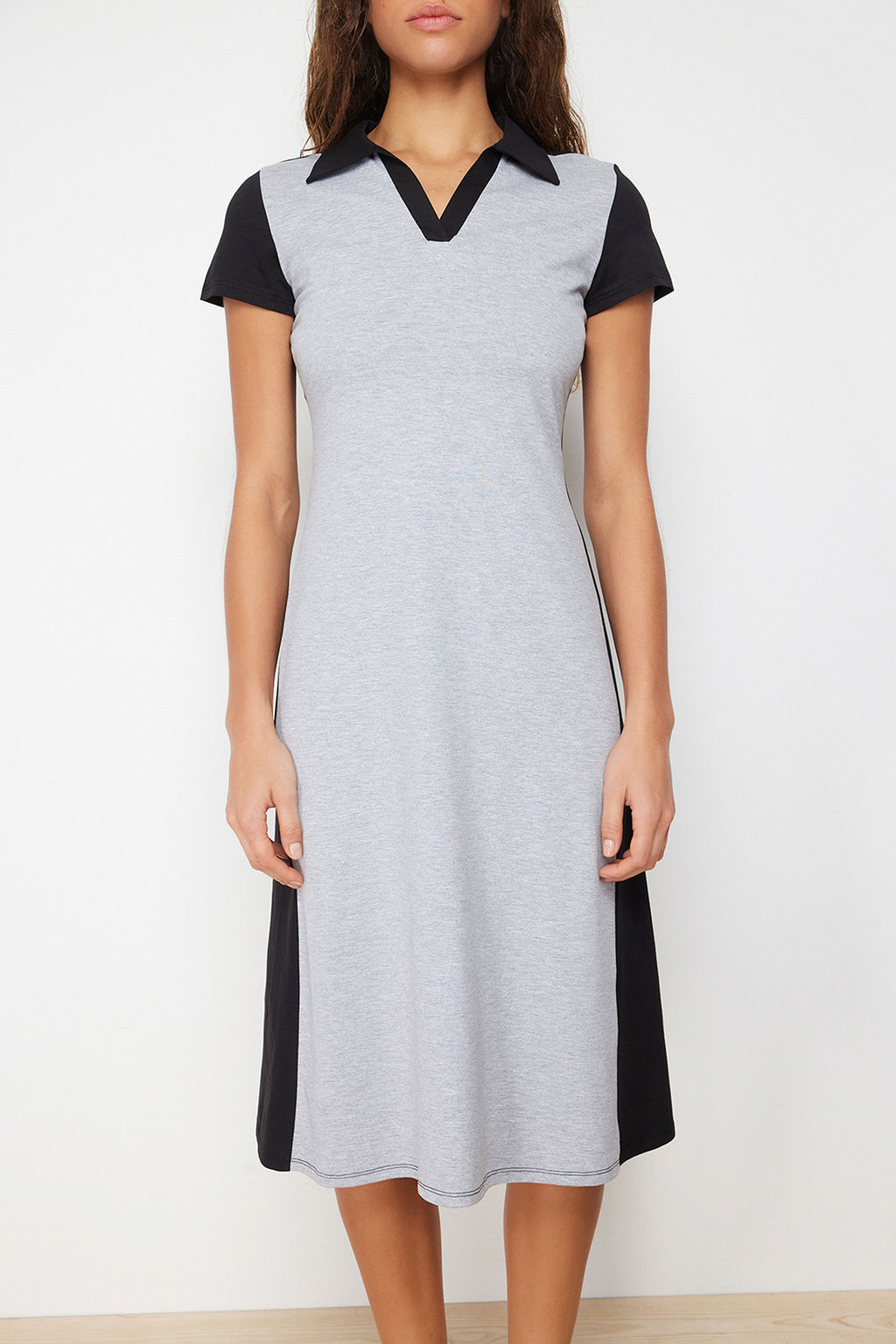 Siyah Polo Yaka Renk Bloklu Skater/Belden Ac?lan Pamuklu Esnek Orme Midi Elbise TWOSS24EL00480