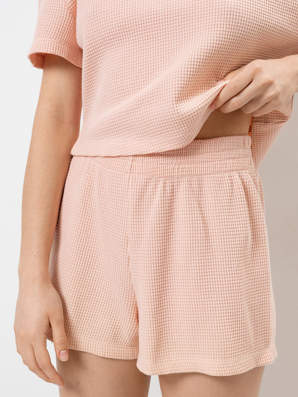 Комплект женский (футболка, шорты) в нежно-розовом оттенке с декором - Mark formelle фото 5