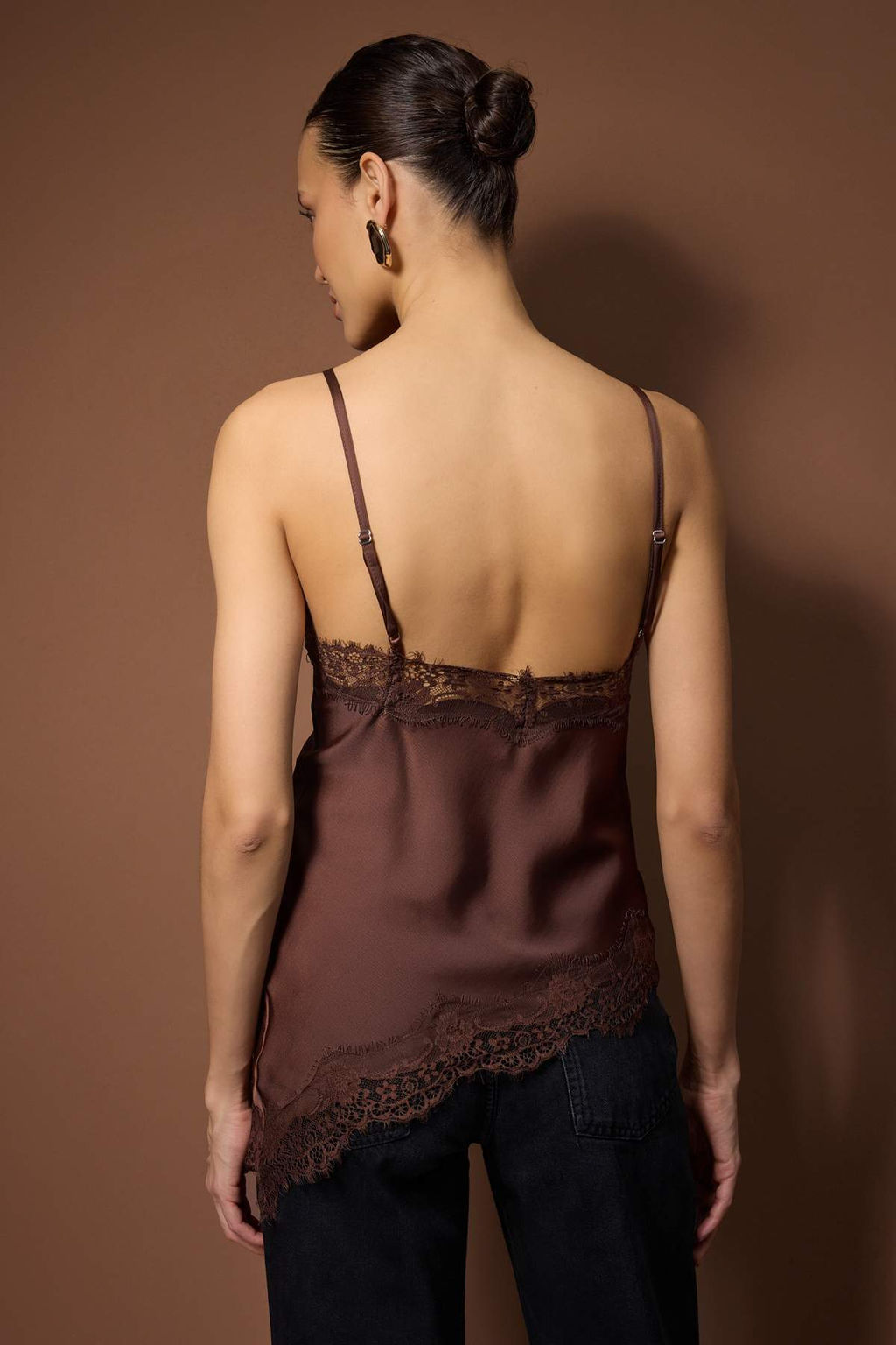 Kahverengi Dantel Detayl? Asimetrik Kesim Saten Bluz TPRAW26BZ00054