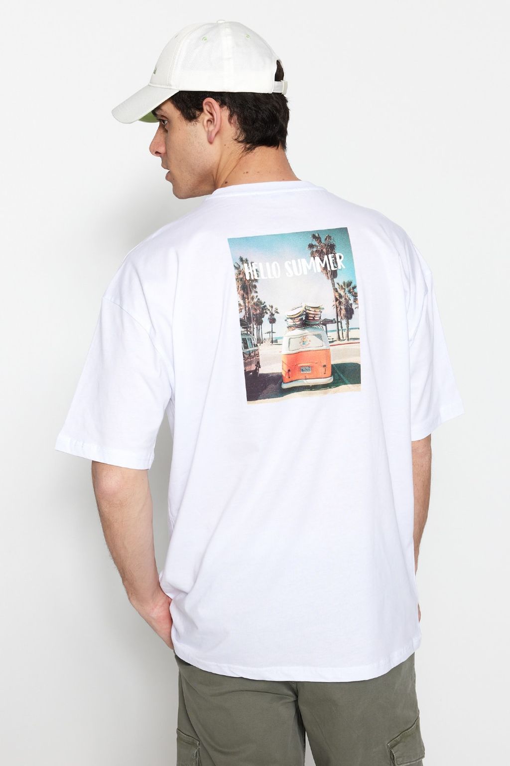 TRENDYOL MAN Beyaz Oversize/Genis Kesim Manzara Bask?l? K?sa Kol %100 Pamuklu T-Shirt TMNSS21TS0619