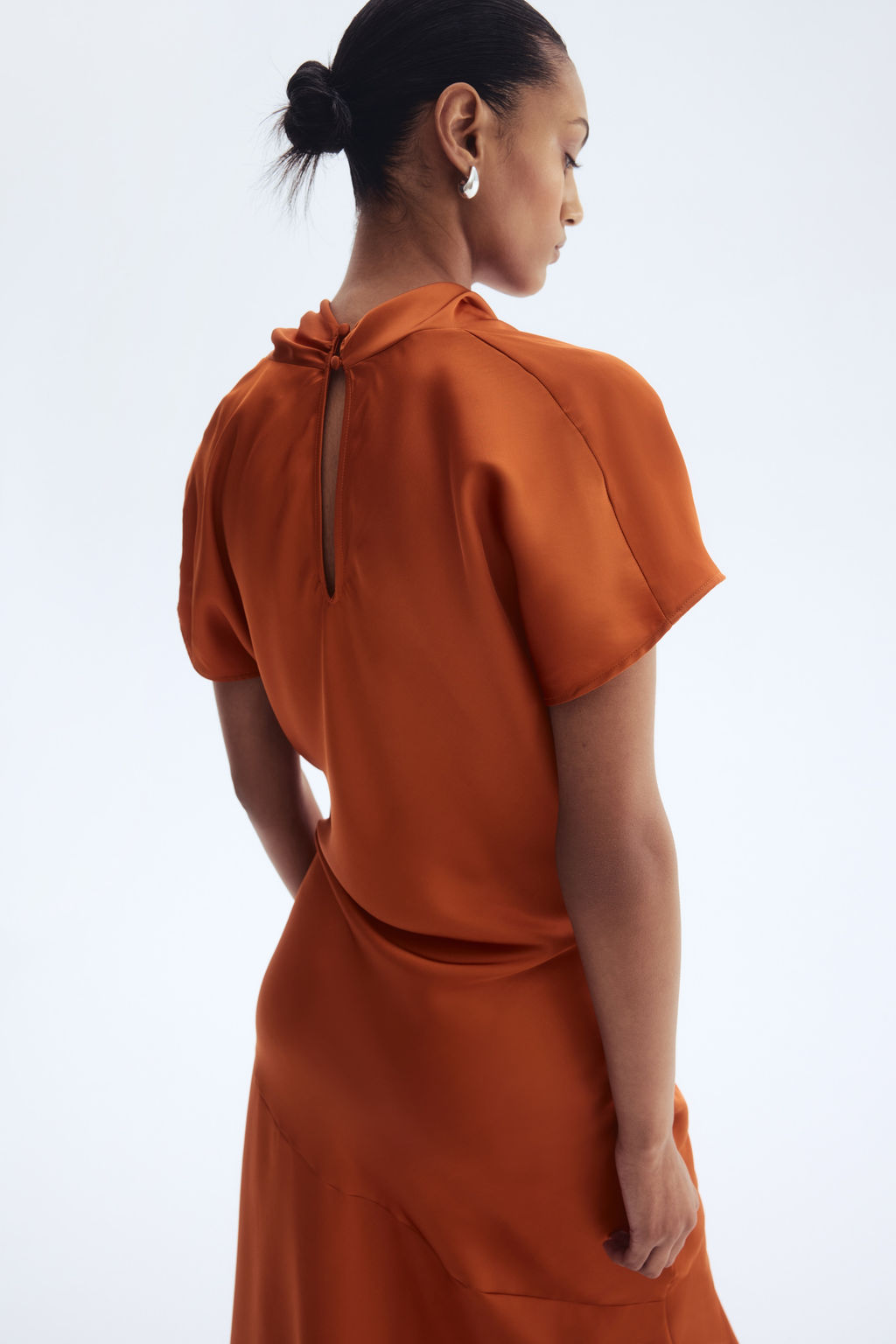 Vestido de sat?n con escote drapeado - H&m фото 4