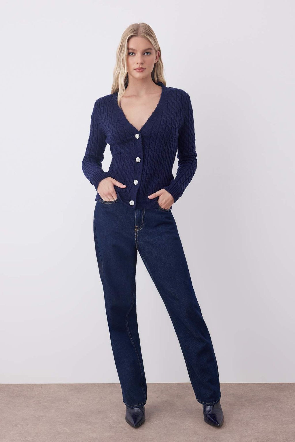 Gri Dugme Detayl? Yumusak Dokulu V Yaka Sac Orgu H?rka TWOAW26HI00014 - Trendyolmilla фото 6