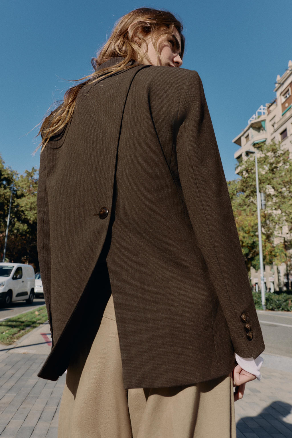 BLAZER WITH SHOULDER PADS AND BACK BUTTON DETAIL - Zara фото 6