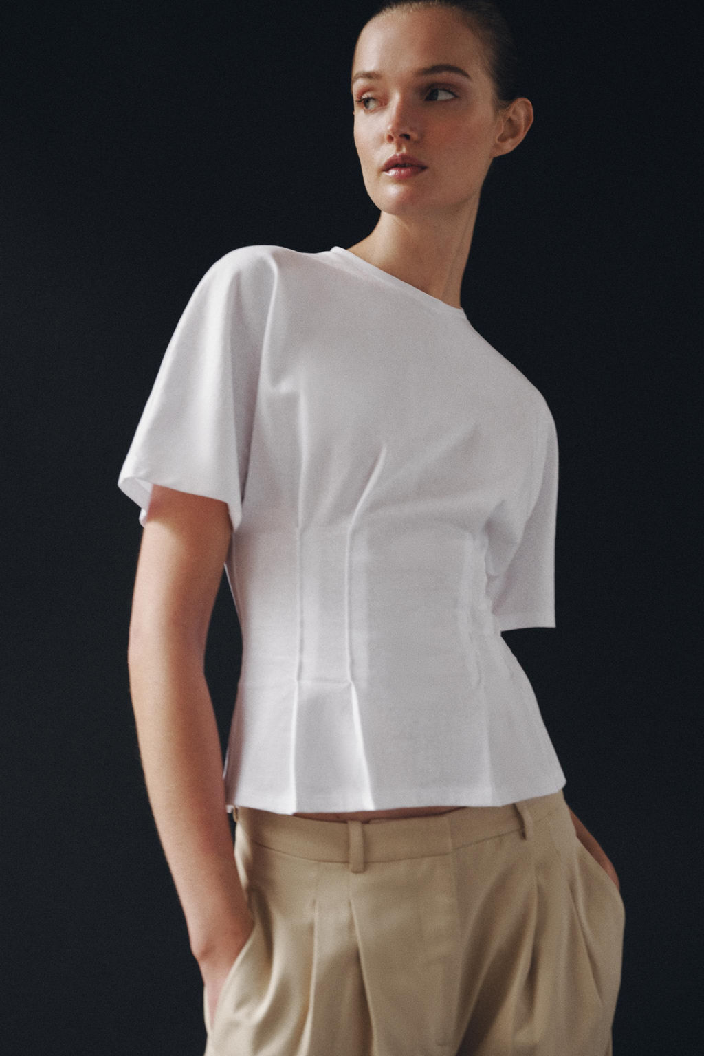 CAMISETA ENTALLADA PINZAS / Blanco
