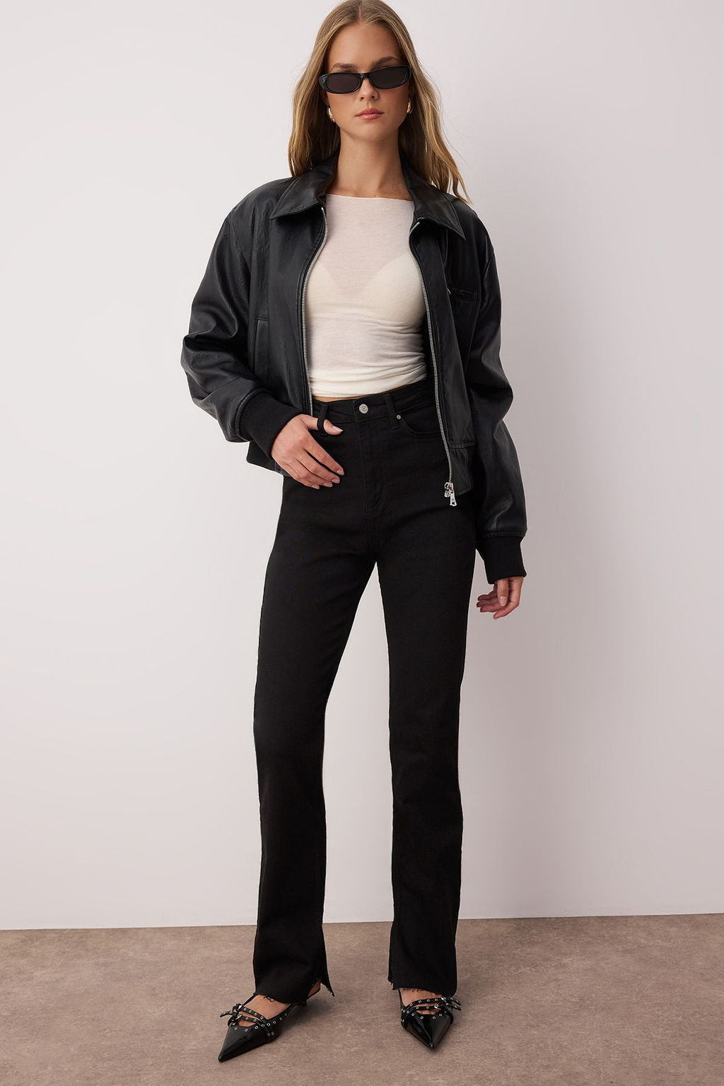 TRENDYOLMILLA Siyah Y?rtmacl? Yuksek Bel Flare Jeans TWOAW22JE0382