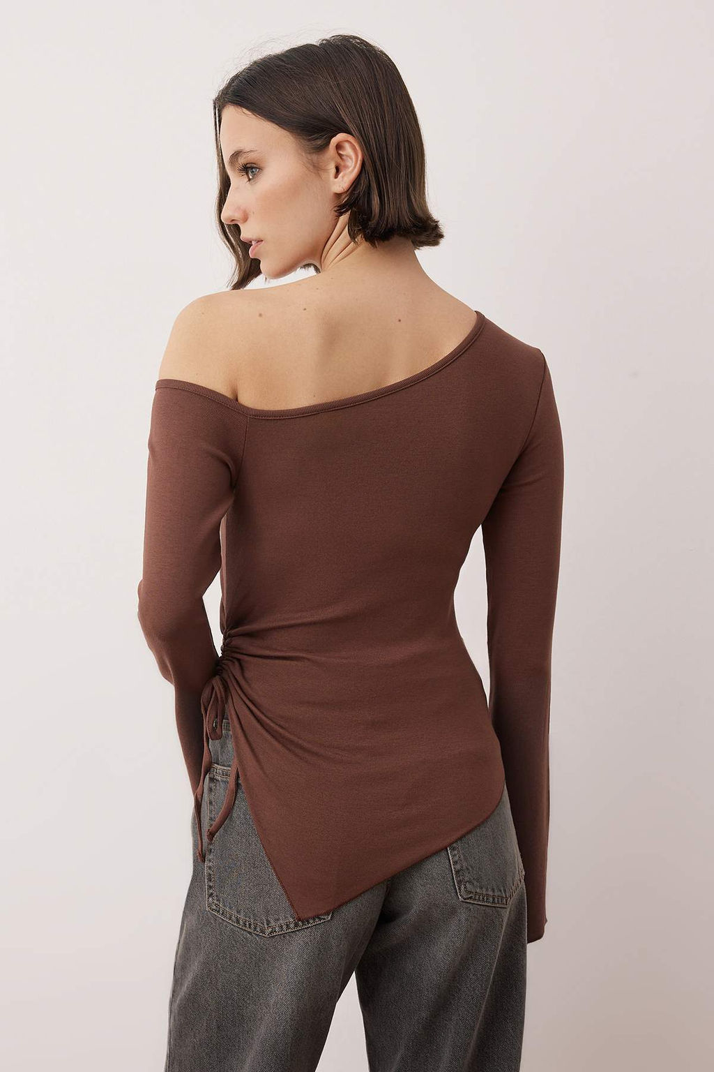Kahverengi Ac?k Omuzlu Asimetrik Fitted/Vudua Otuan Ispanyol Kol Orme Bluz TWOAW26BZ00328 - Trendyolmilla фото 4