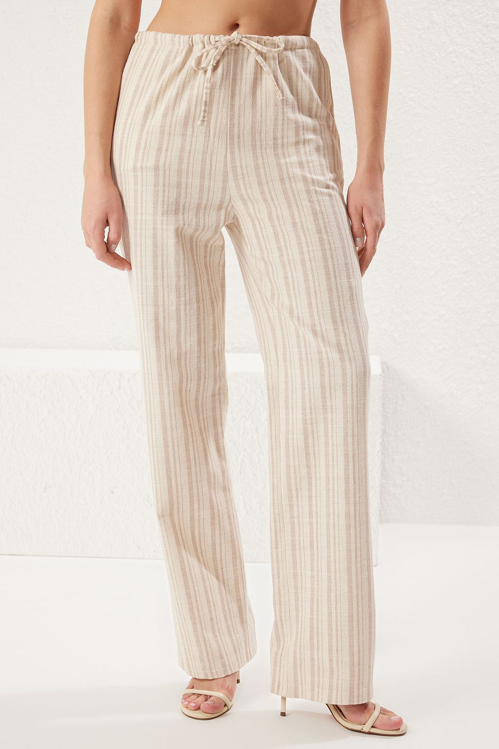 TRENDYOLMILLA Cok Renkli Keten Gorunumlu Cizgili Wide Leg/Genis Paca Dokuma Pantolon TWOSS25PL00034