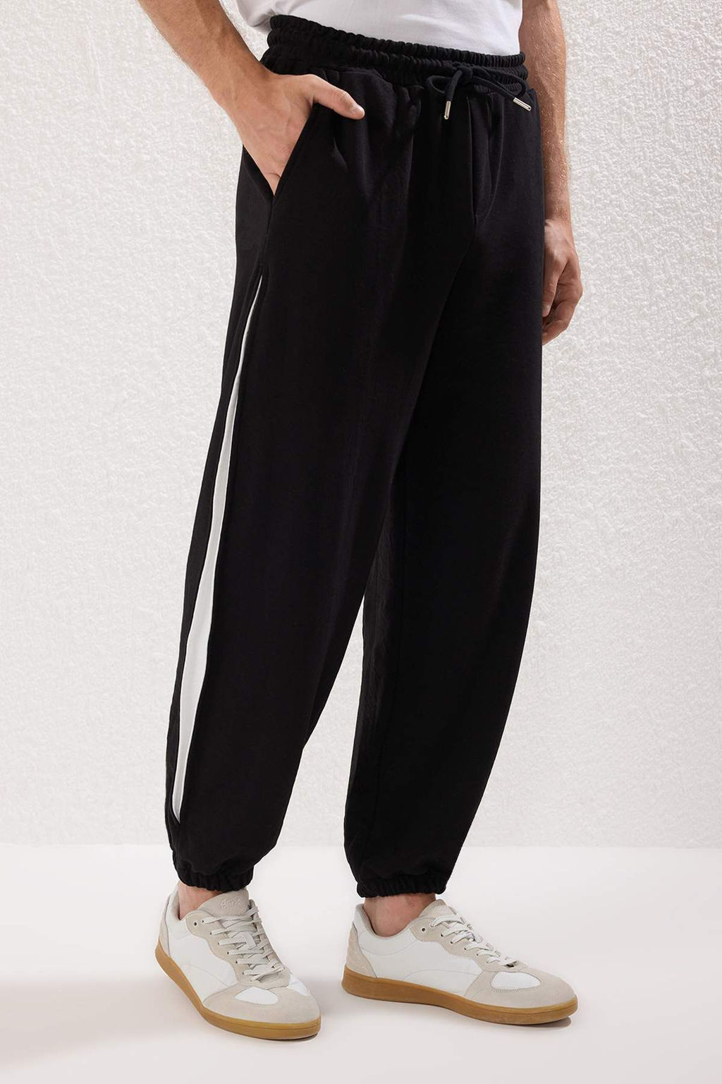 TRENDYOL MAN Siyah Un?sex Oversize/Genis Kesim Tas Panel Detayl? Esofman Alt? TMNSS25EA00004 - Trendyolmilla фото 3