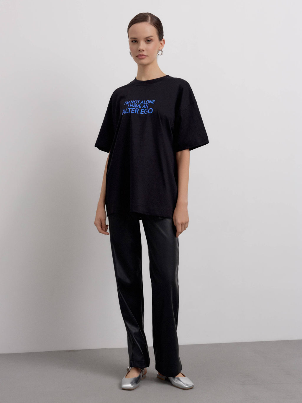 CONTE Удлиненная oversize-футболка из хлопка с рисунком Alter ego LD 2702 black-alter ego