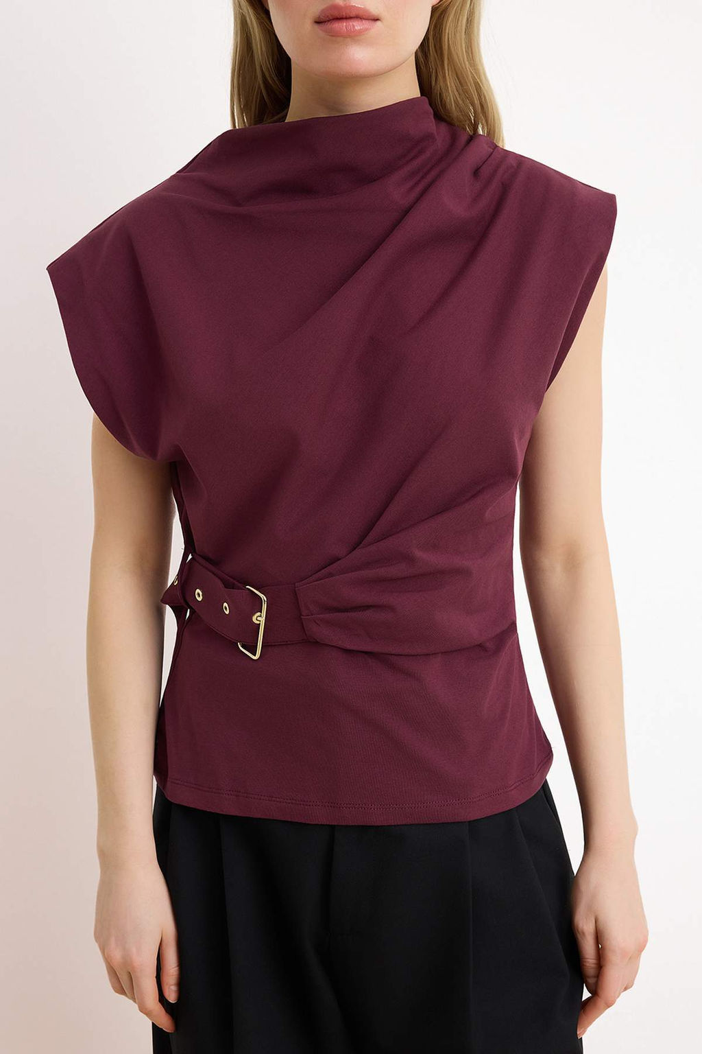 Bordo Duz Fitted Bisiklet Yaka Kolsuz Kemerli Scuba Krep Orme Bluz TWOSS26BZ00145 - Trendyolmilla фото 3