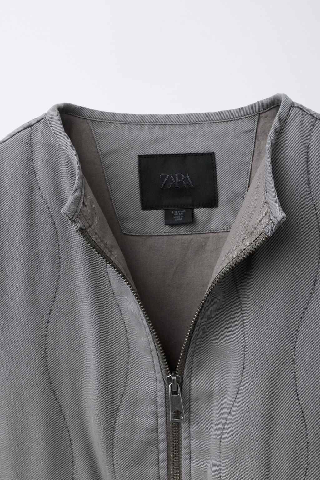 CAZADORA ACOLCHADA FLUIDA / Gris antracita