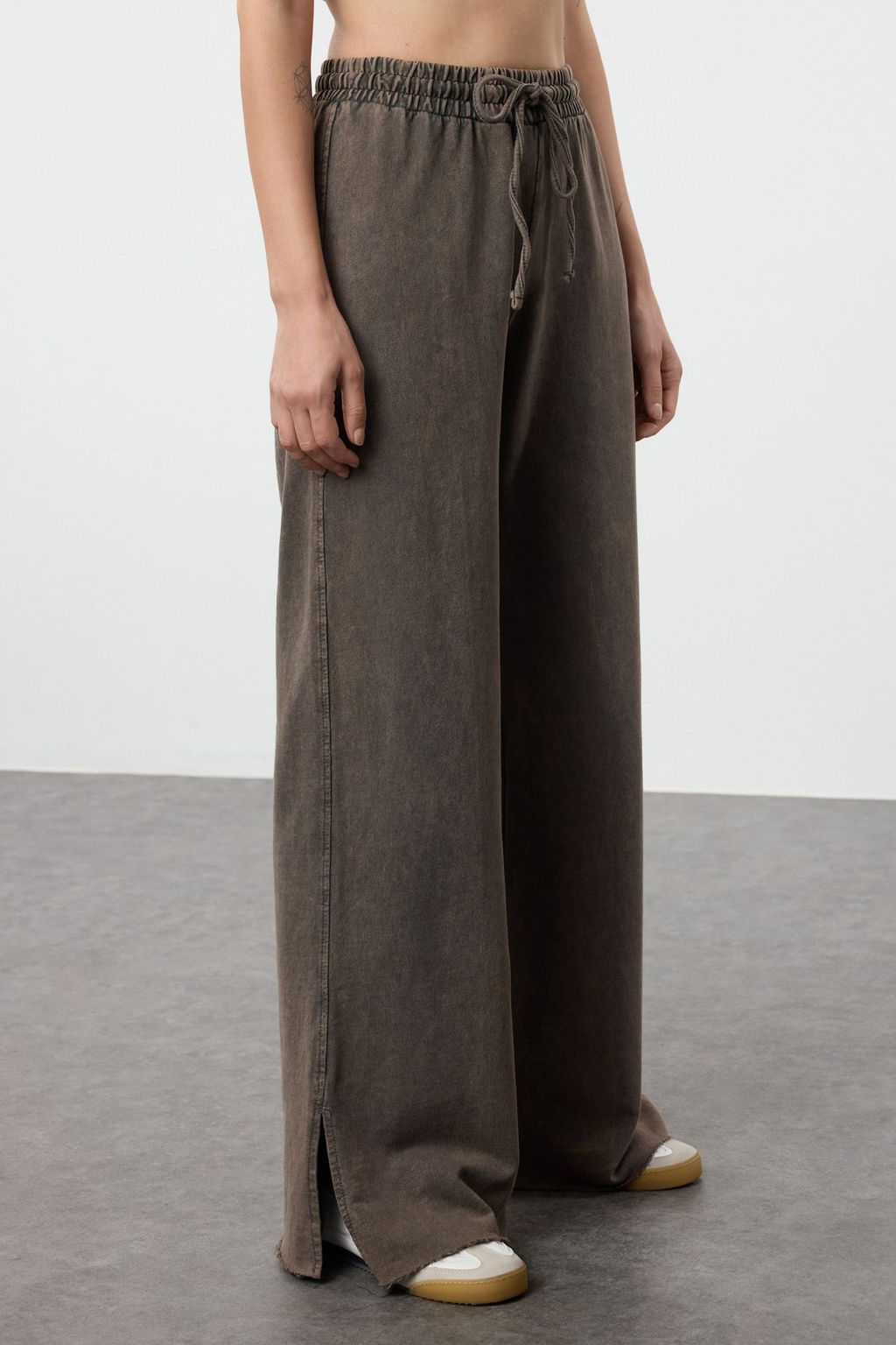 Koyu Kahverengi Soluk Efektli Wide Leg/Genis Paca Ince Orme Esofman Alt? Pantolon TWOAW22EA0426