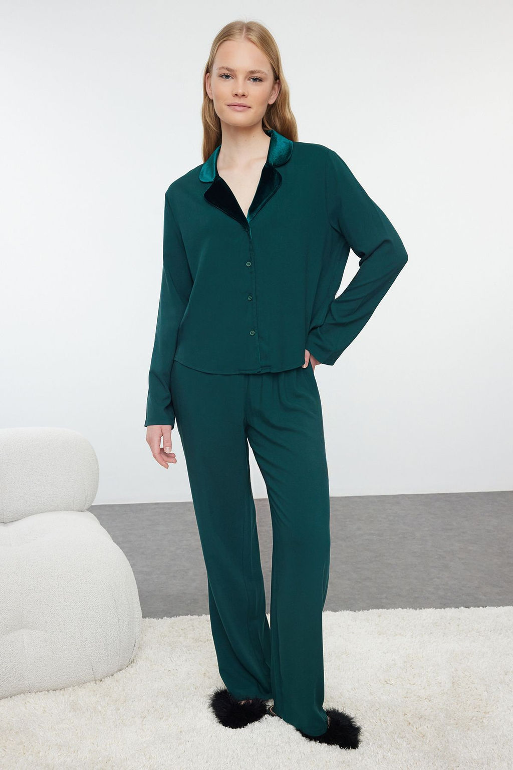 Trendyolmilla Zumrut Yesili Kadife Yaka Detayl? Viskon Dokuma Pijama Tak?m? THMAW25PT00134
