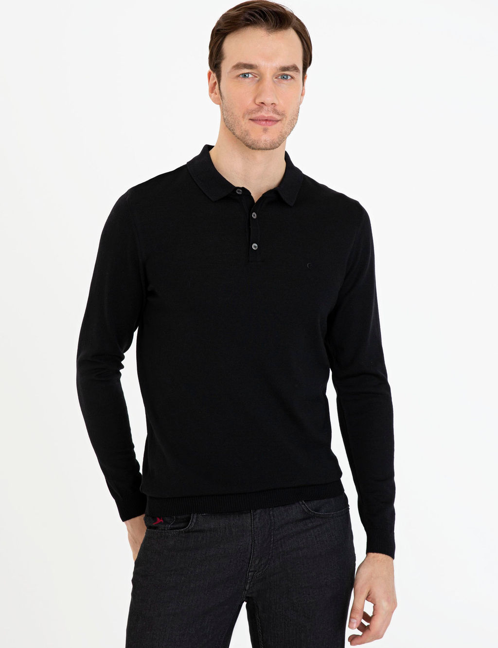 Черный базовый трикотажный свитер приталенного кроя с воротником-поло - Cacharel фото 7
