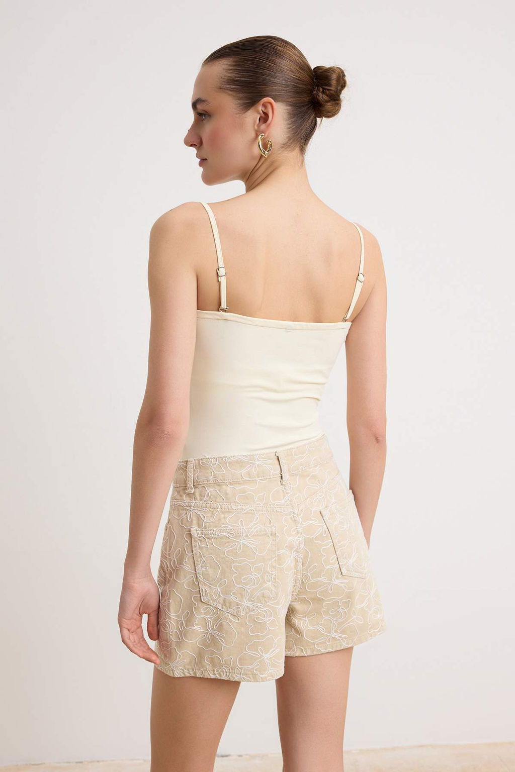 Ekru %100 Pamuk Cicek Nak?ll? Yuksek Bel Denim City Sort TWOSS26SR00071 - Trendyolmilla фото 4