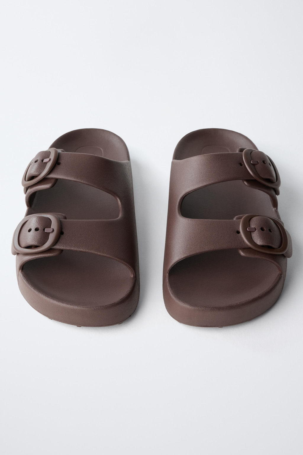 SANDALIA ENGOMADA HEBILLAS / Marr?n