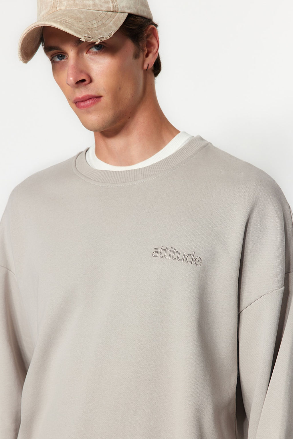 TRENDYOL MAN Gri Premium Bisiklet Yaka Oversize/Genis Kesim Yaz? Nak?sl? Diagonal Sweatshirt TMNAW24SW00039 - Trendyolmilla фото 15