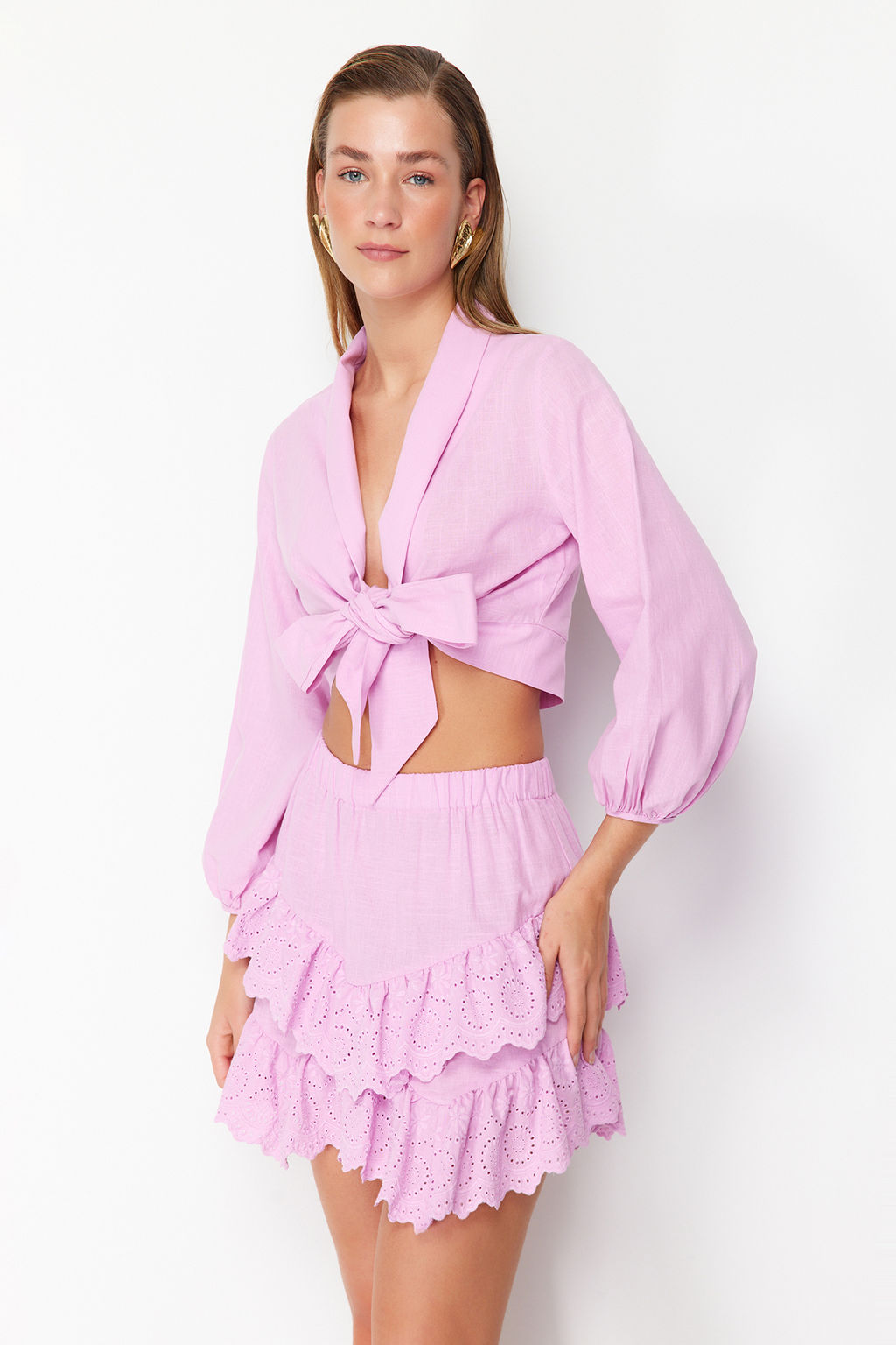 TRENDYOLMILLA Plaj Giyim Briddal Beyaz Mini Dokuma Brode Detayl? Flaml? Pamuk Plaj Etek TBESS24ET00004 фото 20