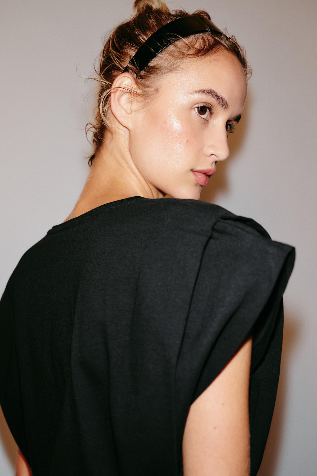 CAMISETA ESCOTE PICO ALGOD?N / Negro - Zara фото 3