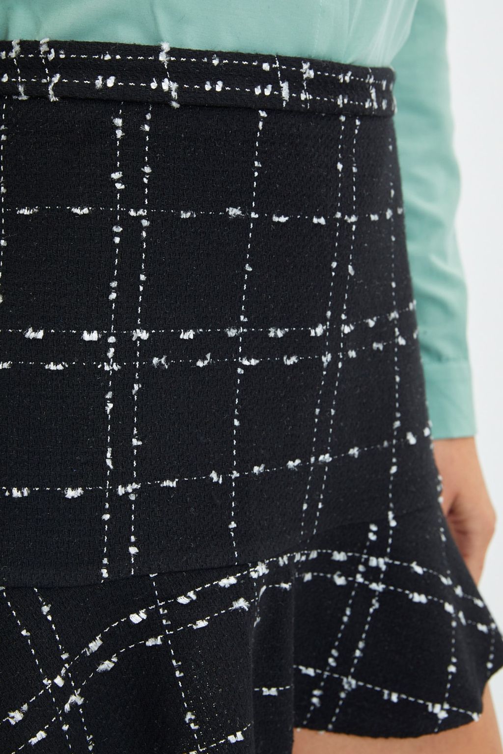 Siyah Etek Ucu Volanl? Tuvit Kumas Mini Boy Dokuma Etek TWOAW22ET0448