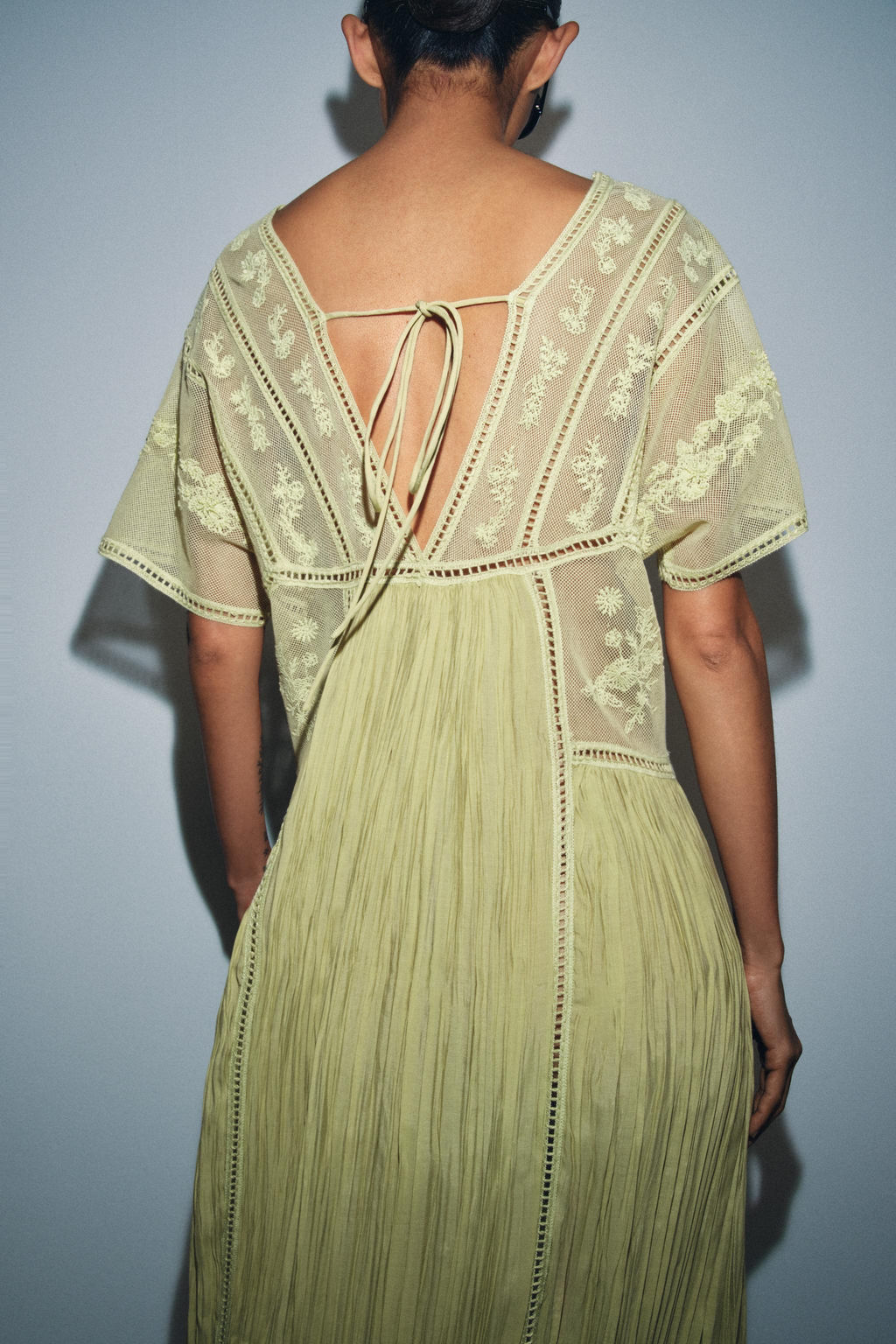 VESTIDO PLISADO BORDADOS ZW COLLECTION / Pistacho - Zara фото 3