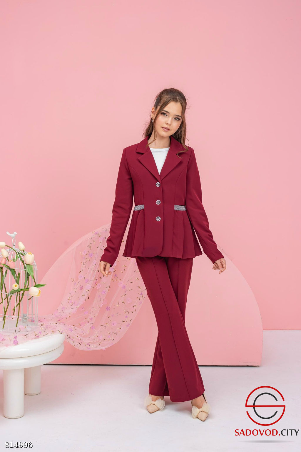 Брючный костюм с приталенным жакетом