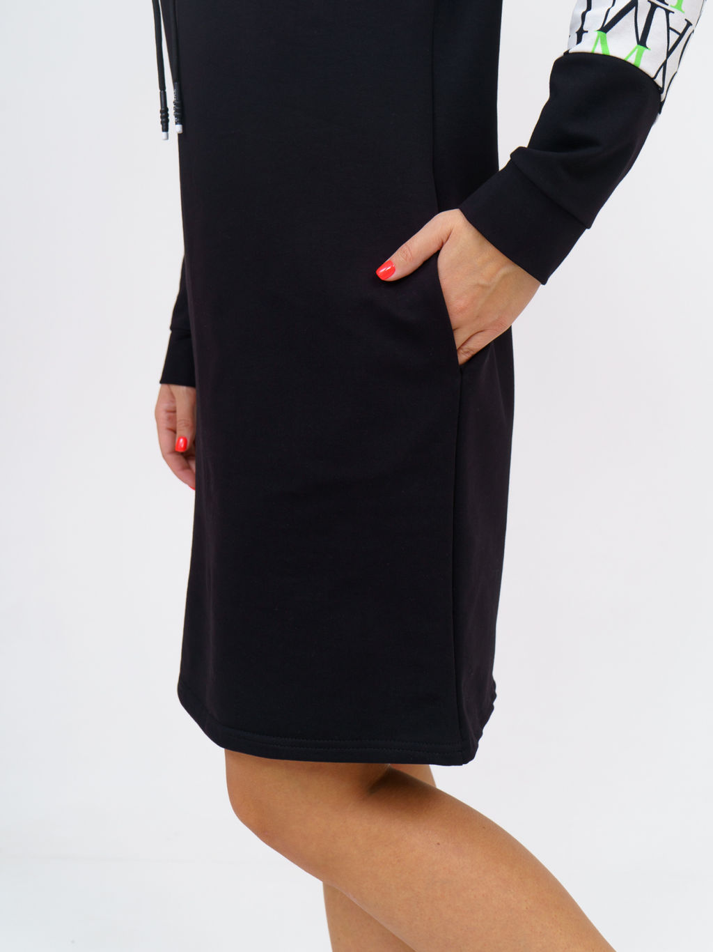 920 Платье "Черный/буквы/зеленый"