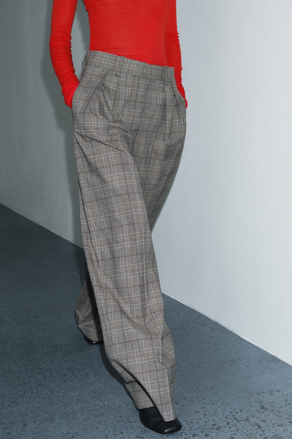 ZW COLLECTION CHECKED DARTED TROUSERS - Zara фото 4