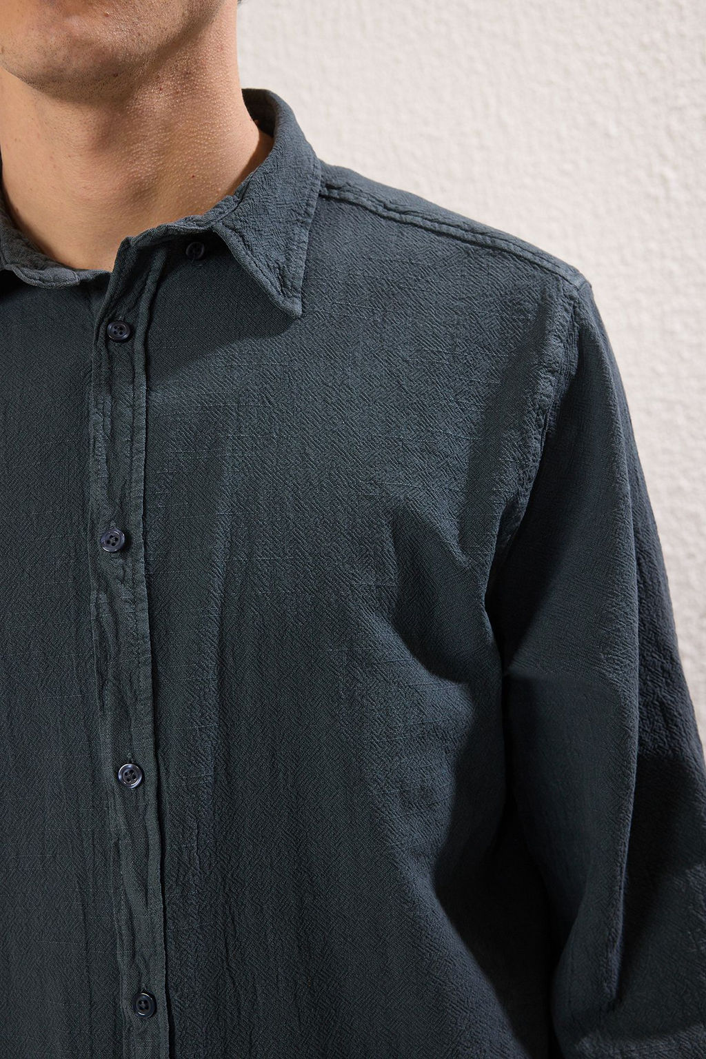 TRENDYOL MAN Antrasit Regular Fit Dokulu Gomlek TMNSS25GO00021 - Trendyolmilla фото 3