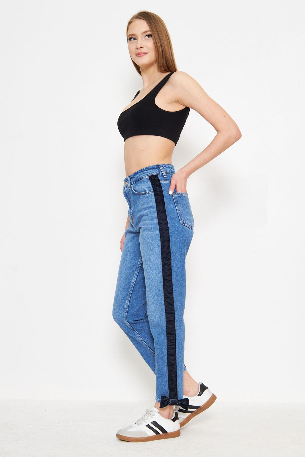 TRENDYOLMILLA Mavi Fiyonk/Kurdele Detayl? Kadife Yan Seritli Yuksek Bel Mom Jeans TWOSS25JE00186