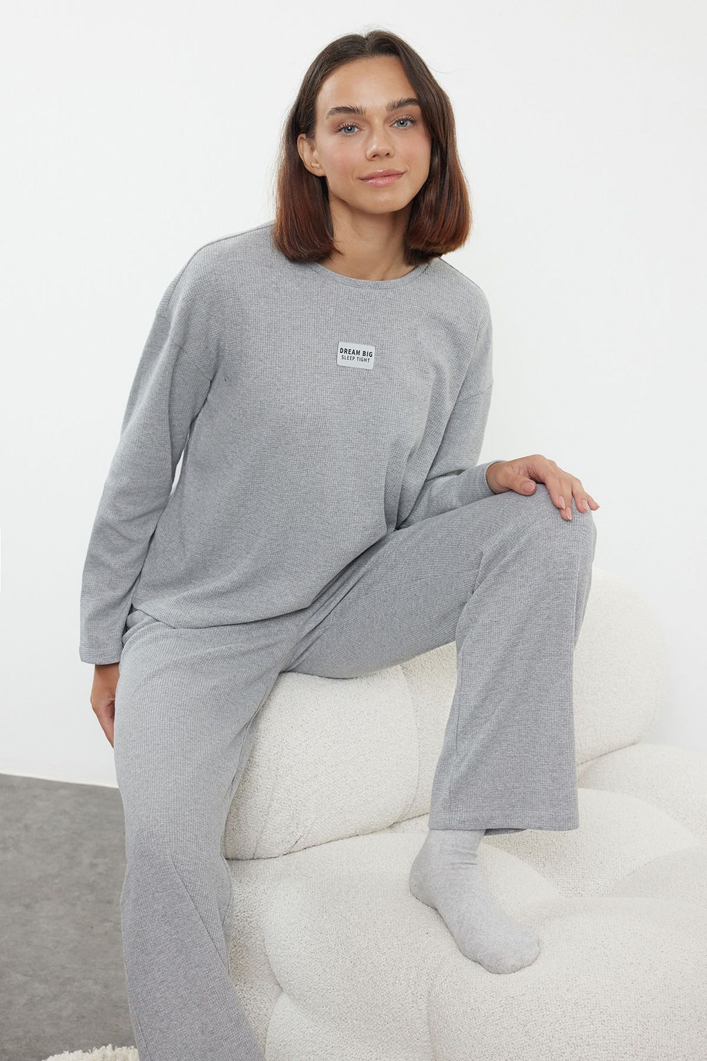 Trendyolmilla Gri Melanj Slogan Etiket Detayl? Waffle Kumas Orme Pijama Tak?m? THMAW25PT00022
