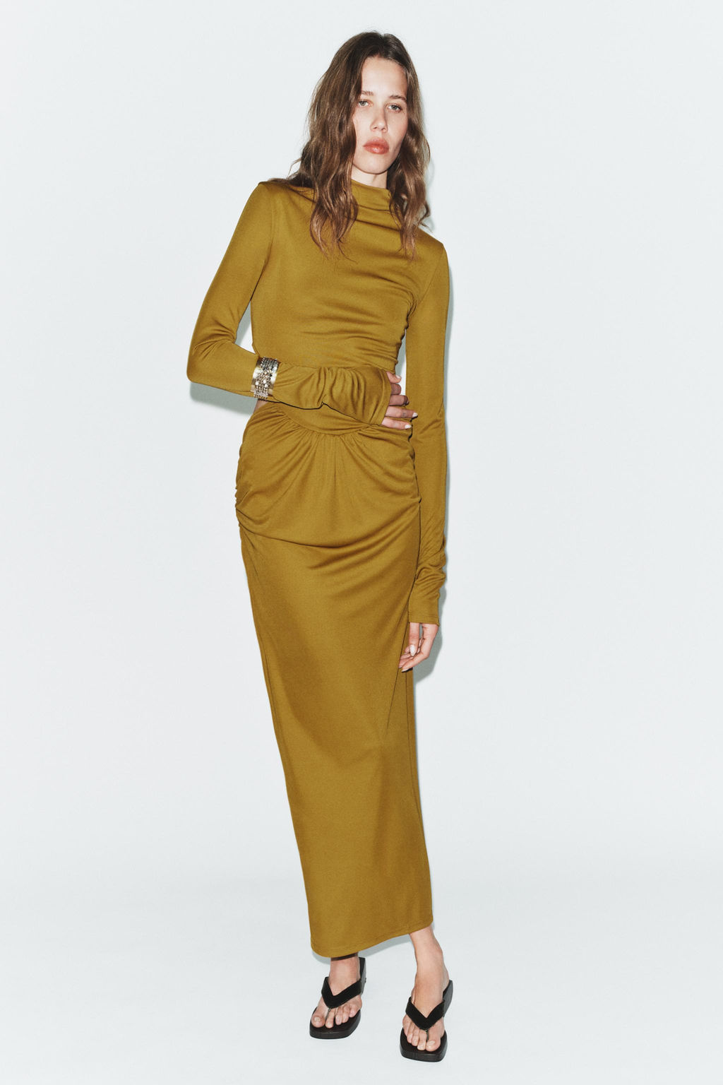 VESTIDO CUT OUT FLUIDO / Aceite