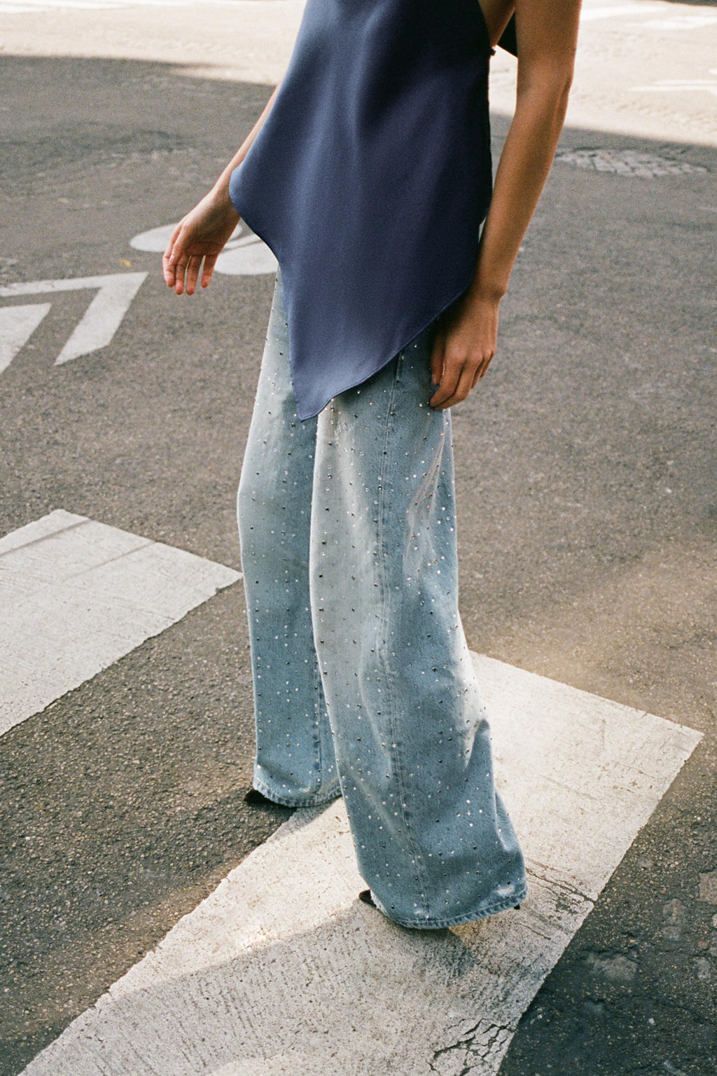 TRF BAGGY JEANS WITH RHINESTONE JEWELS - Zara фото 3