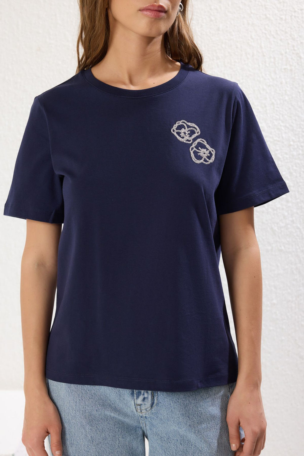 TRENDYOLMILLA Lacivert %100 Pamuk Cicek Nak?sl? Regular/Normal Kal?p Orme T-Shirt TWOSS25TS00042  фото 3