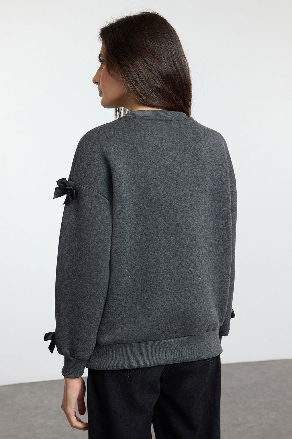 TRENDYOLMILLA Ekru Kurdele Detayl? Oversize/Genis Kal?p Kal?n Orme Sweatshirt TWOAW25SW00069  фото 5