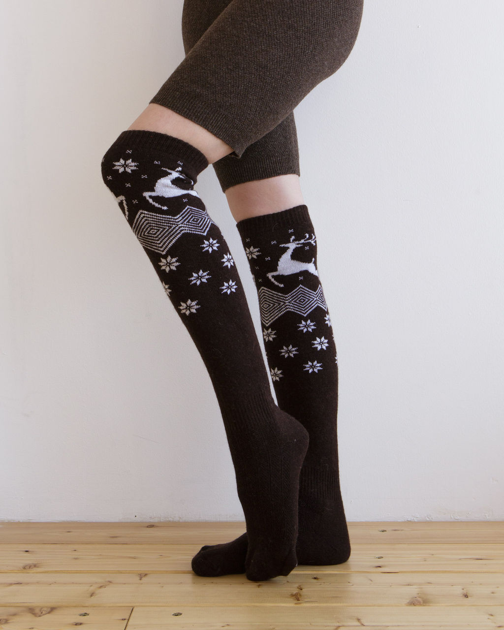 Теплые гольфы из монгольской шерсти темно-коричневые с рисунком