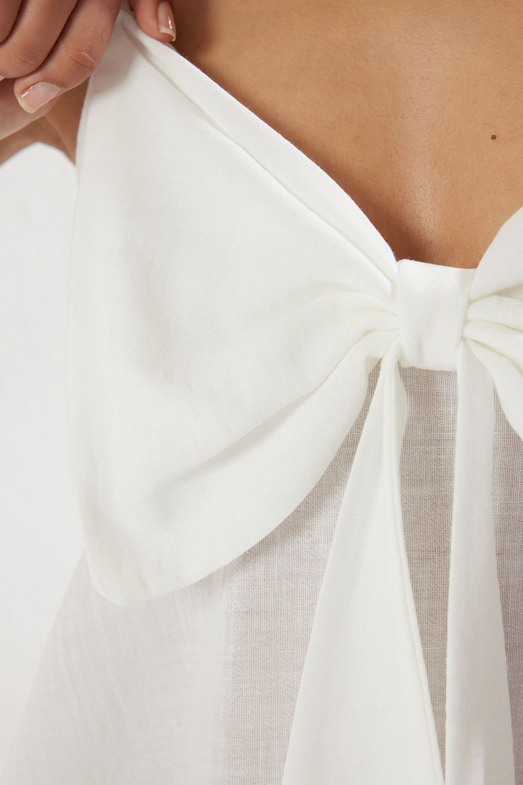 Beyaz Keten Gorunumlu Fiyonk Detayl? Ask?l? Dokuma Bluz TWOSS25BZ00249