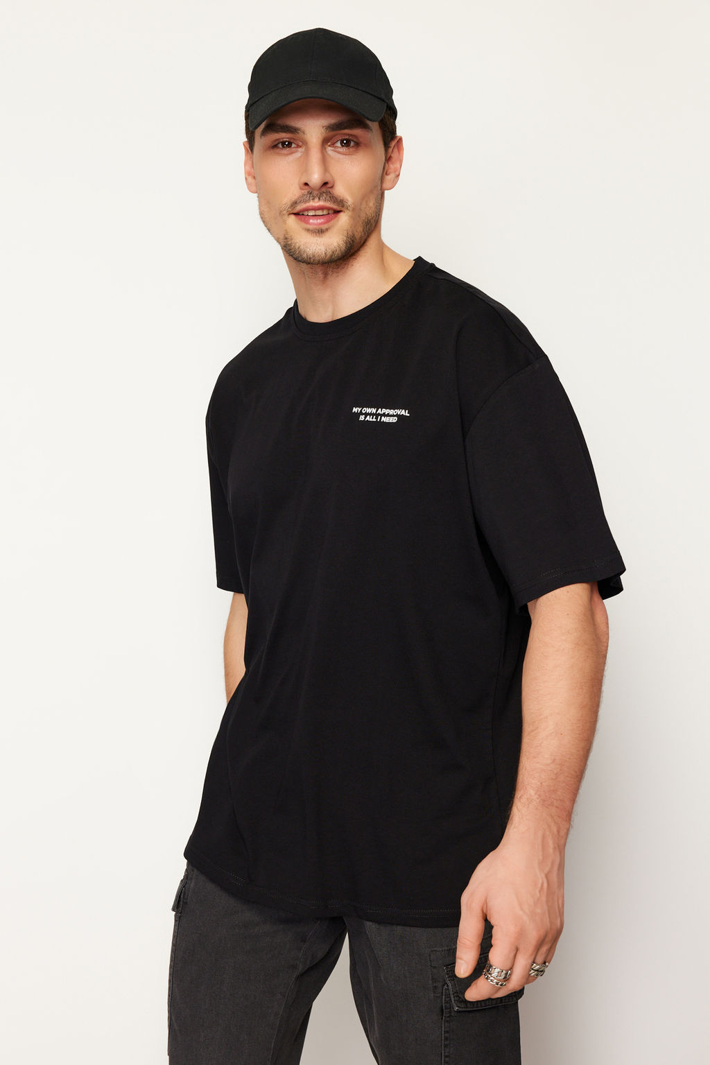 TRENDYOL MAN Siyah Oversize/Genis Kesim Yaz? Bask?l? %100 Pamuklu T-Shirt TMNSS24TS00014 - Trendyolmilla фото 4