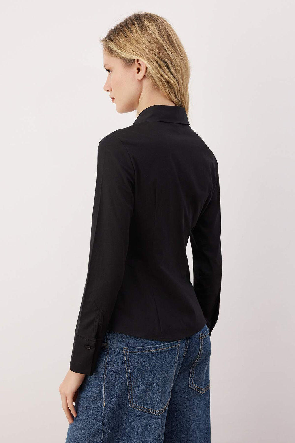 Wardrobe Essentials Siyah Hafif Bele Oturan Pamuklu Dokuma Gomlek TWOAW26GO00022
