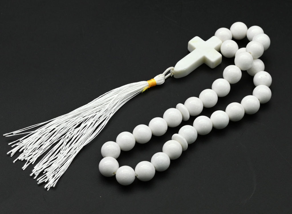 Четки из агата белого имитация шарик 10мм с крестиком, 30см
