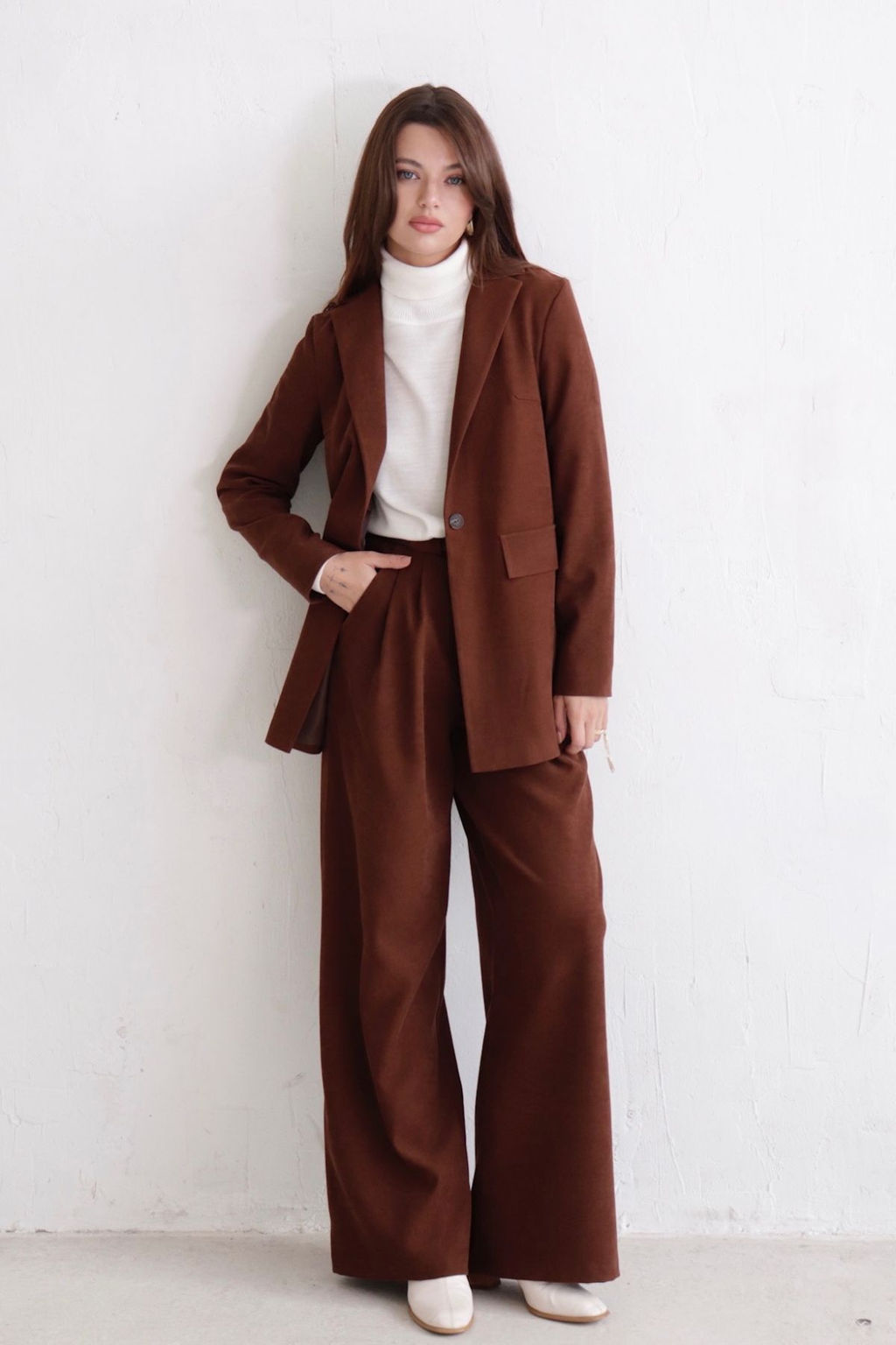 10931 Костюм брючный шоколадный - Martichelli фото 3