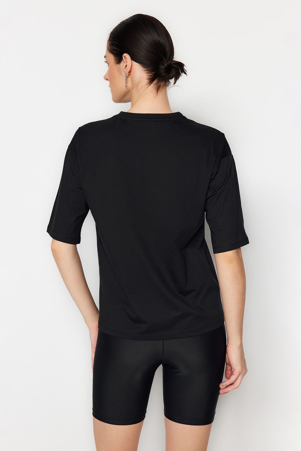 TRENDYOLMILLA Antrasit %100 Pamuk Tas Detayl? Relaxed/Genis Rahat Kesim Bisiklet Yaka Orme T-Shirt TWOSS23TS00153  фото 16