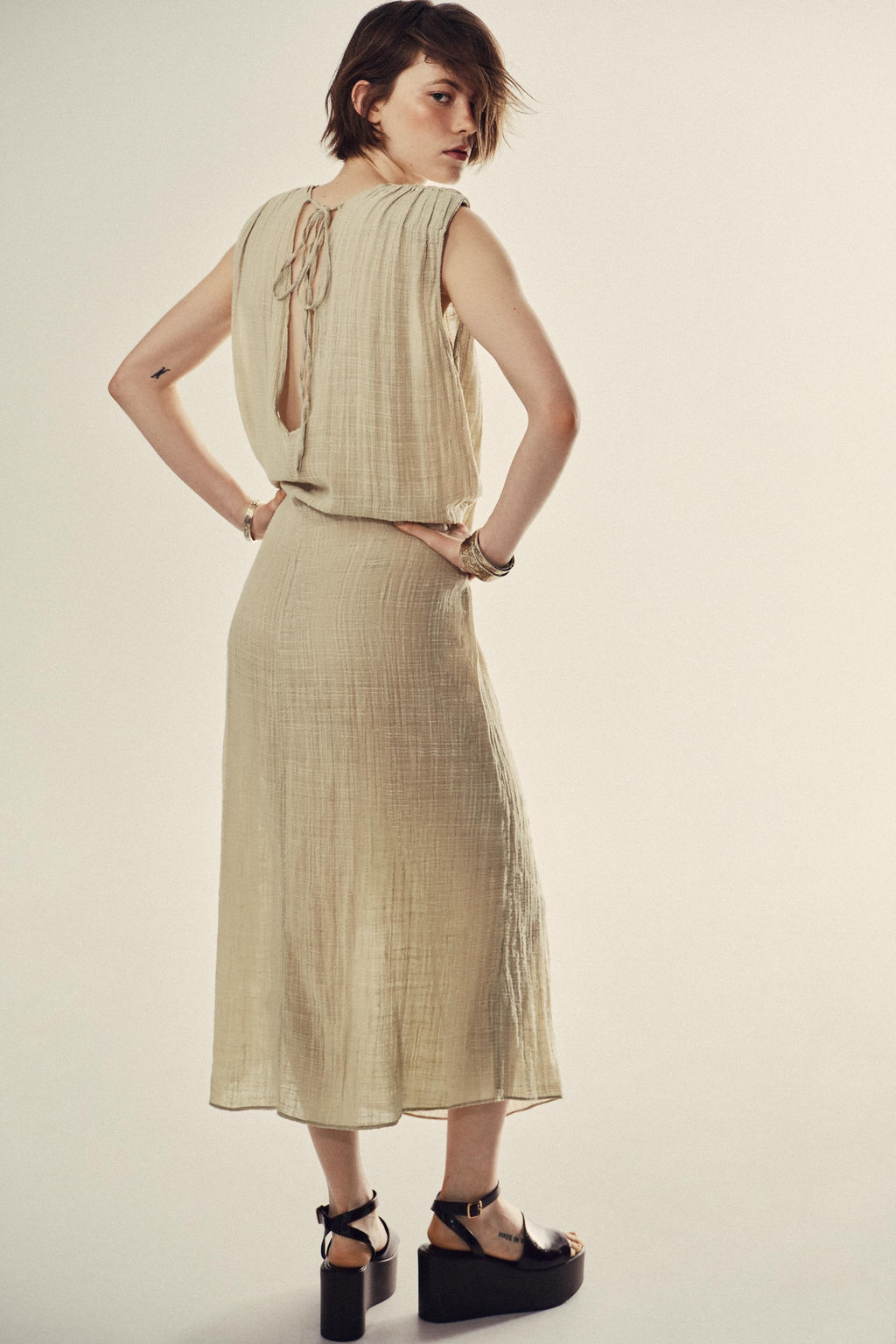 VESTIDO MIDI GASA EFECTO ARRUGADO / Ceniza - Zara фото 3