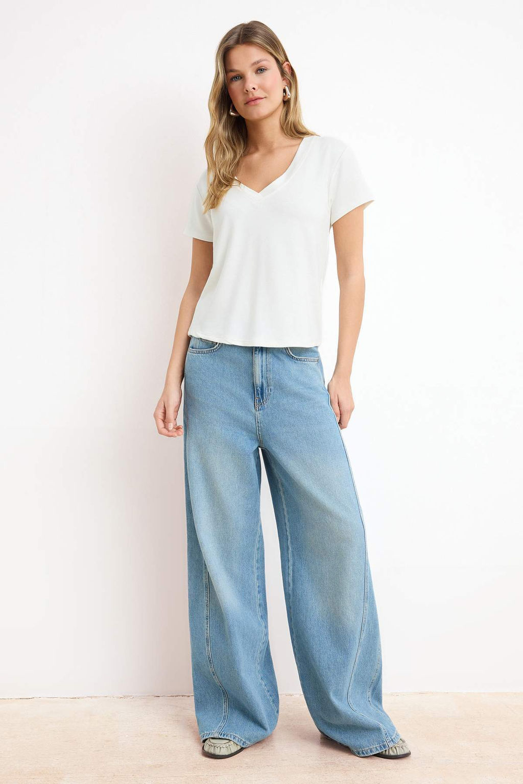 TRENDYOLMILLA Siyah V Yaka Regular/Normal Kal?p Orme T-Shirt TWOSS25TS00196  фото 9