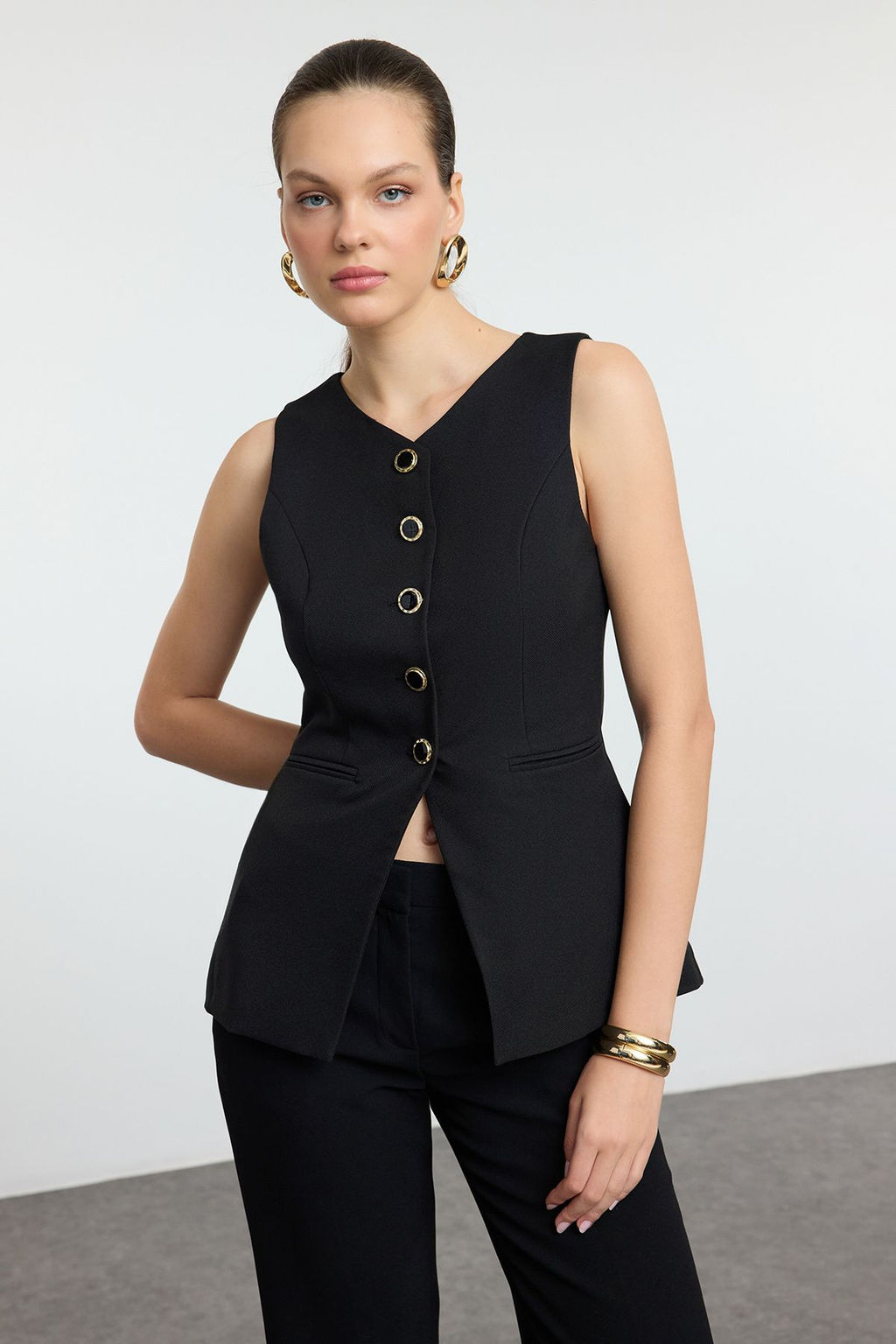Siyah Fitted Yuvarlak Yaka Dokuma Yelek TWOAW25YE00074