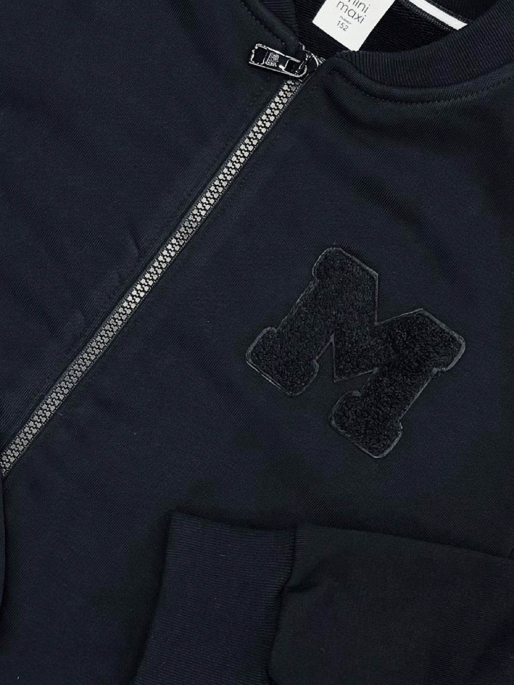 Джемпер на молнии с шевроном 22-2515 черный - Mini maxi фото 6