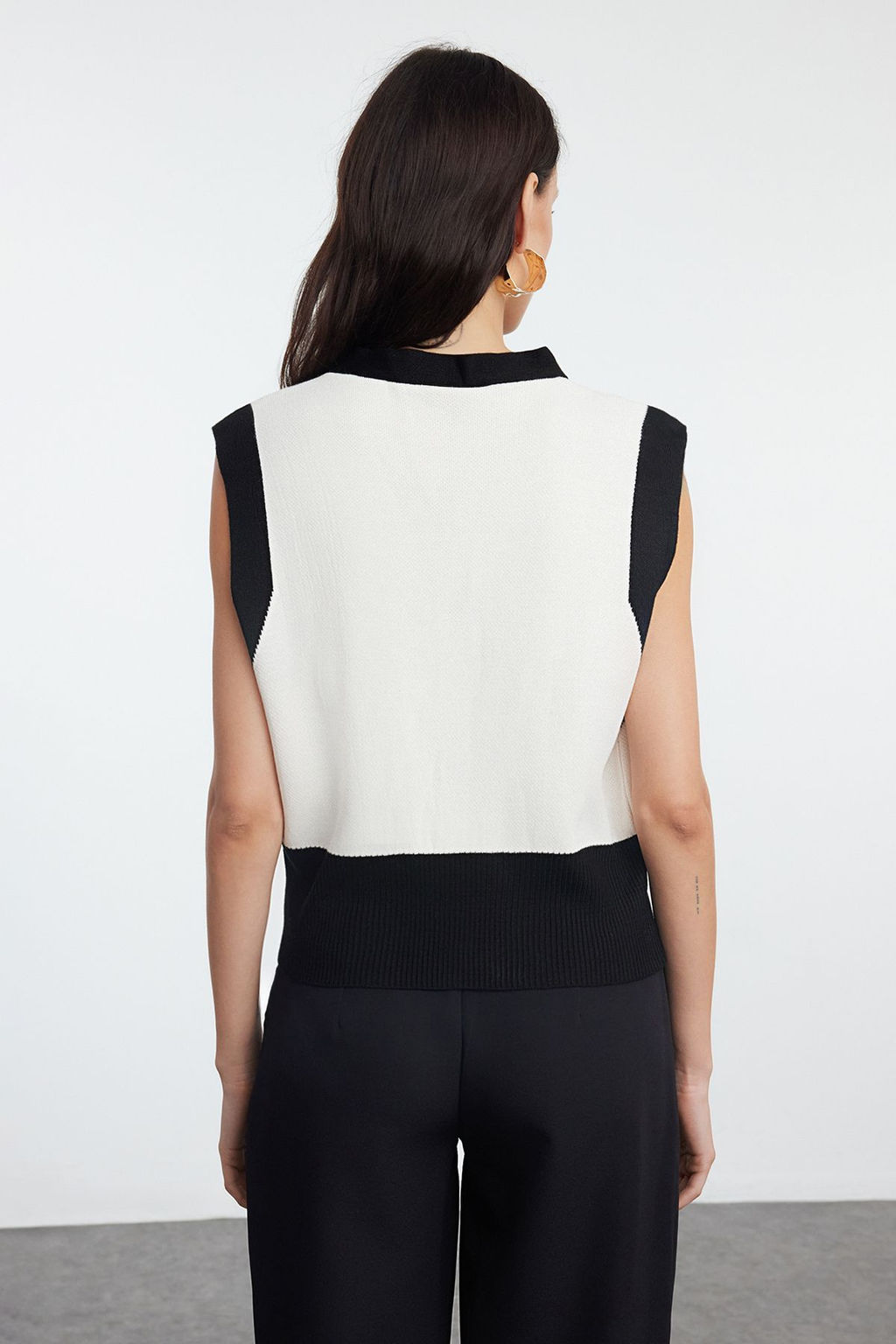 TRENDYOLMILLA Ekru Cep Detayl? V Yaka Fitted Yelek TWOAW25YE00029  фото 10