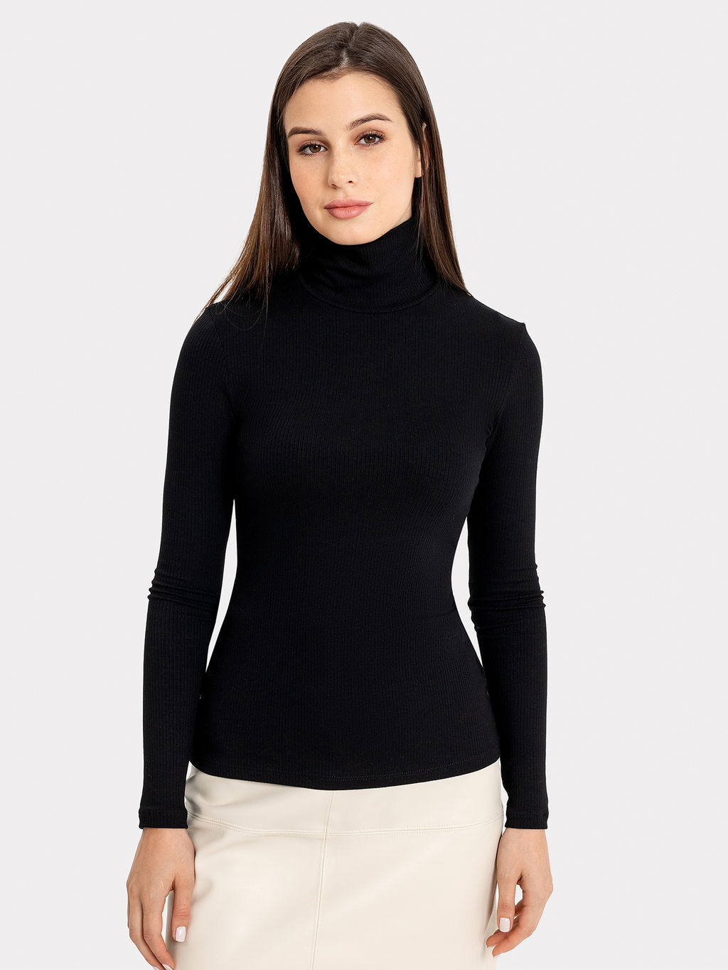 Черный прилегающий джемпер с воротником-стойкой